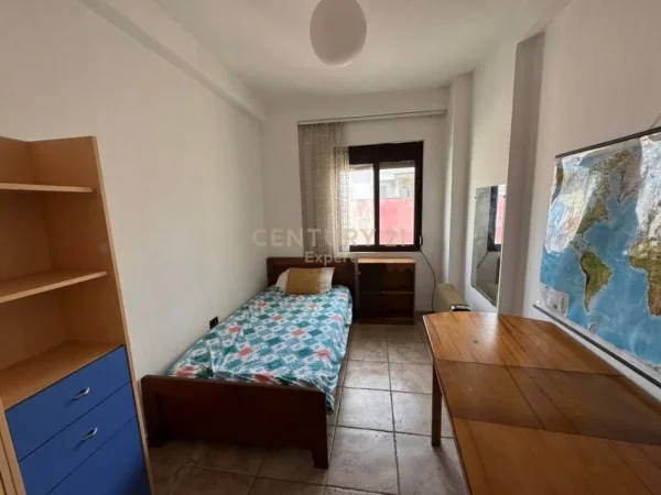 Tirane, jepet me qera apartament 3+1 Kati 6, 100 m² 700 € (brraka)
