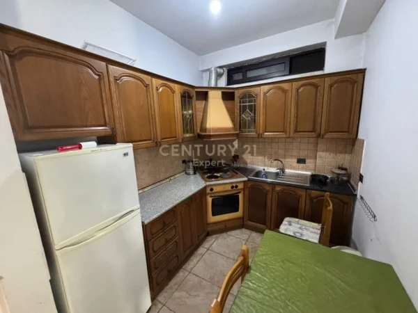 Tirane, jepet me qera apartament 3+1 Kati 6, 100 m² 700 € (brraka)