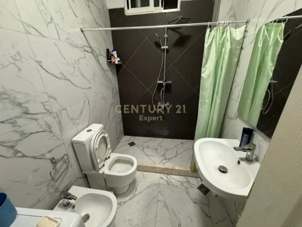 Tirane, jepet me qera apartament 3+1 Kati 6, 100 m² 700 € (brraka)