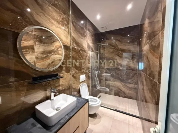 Tirane, jepet me qera apartament 2+1 Kati 2, 88 m² 700 € (rruga Rrapo Hekali)