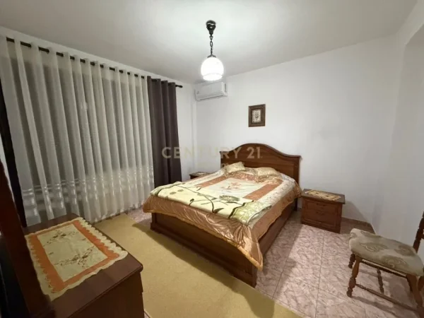 Tirane, jepet me qera apartament 2+1 Kati 5, 116 m² 1.000 € (ish blloku)
