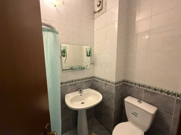 Tirane, jepet me qera apartament 2+1 Kati 5, 116 m² 1.000 € (ish blloku)