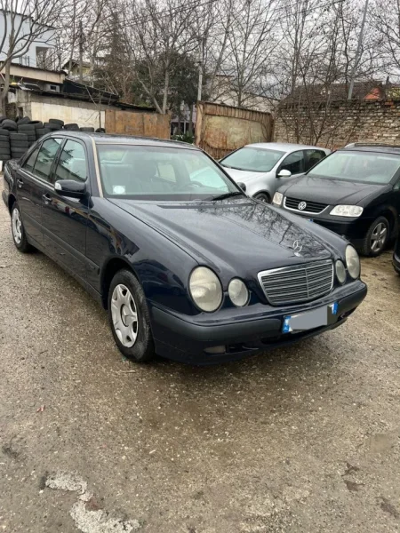 Tirane, shes makine BENZ Nafte, blu automatik Klima 600.000 km 5500 Euro