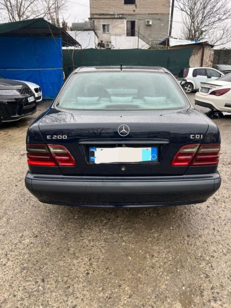 Tirane, shes makine BENZ Nafte, blu automatik Klima 600.000 km 5500 Euro