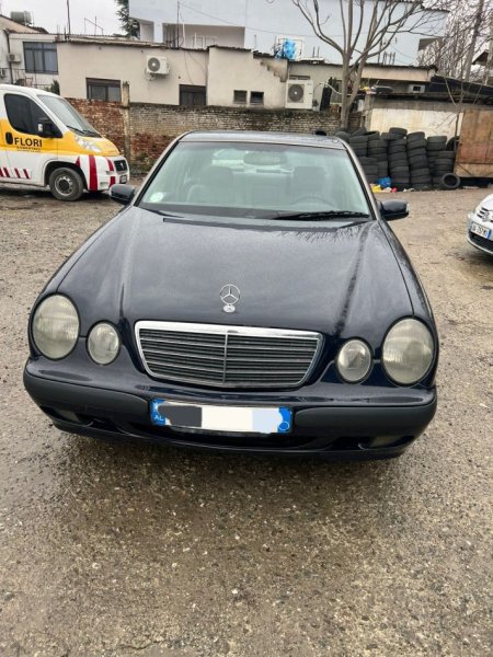 Tirane, shes makine BENZ Nafte, blu automatik Klima 600.000 km 5500 Euro