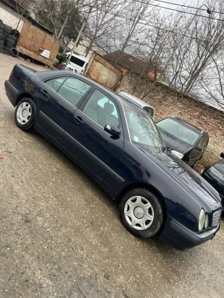 Tirane, shes makine BENZ Nafte, blu automatik Klima 600.000 km 5500 Euro