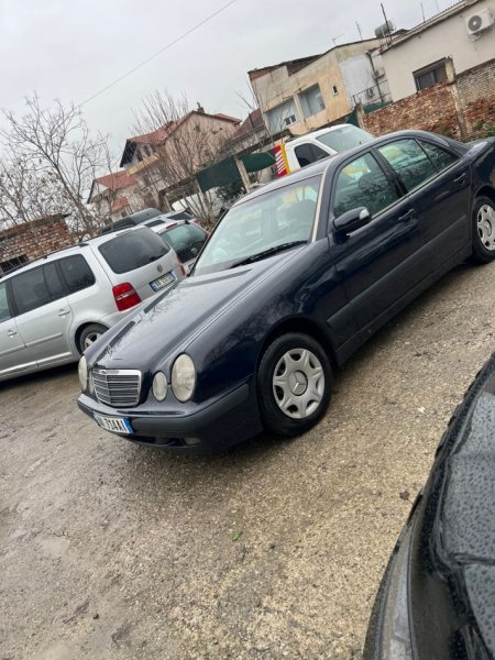 Tirane, shes makine BENZ Nafte, blu automatik Klima 600.000 km 5500 Euro