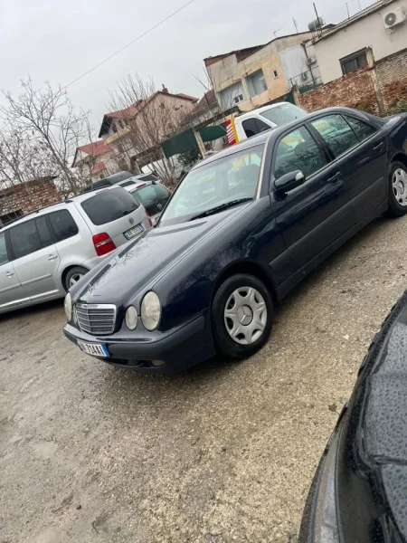Tirane, shes makine BENZ Nafte, blu automatik Klima 600.000 km 5500 Euro