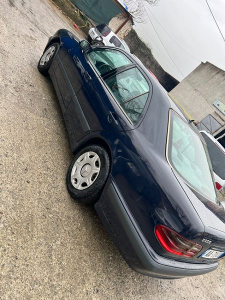 Tirane, shes makine BENZ Nafte, blu automatik Klima 600.000 km 5500 Euro