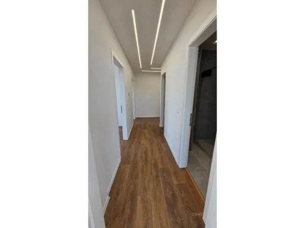 Tirane, jepet me qera ambjent biznesi Kati 3, 135 m² 1.800 € (lake view)