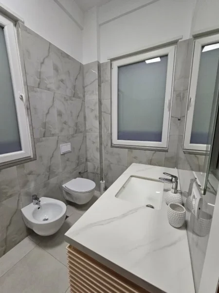 Tirane, jepet me qera Vile 4+1 , 240 m² 2.500 € 