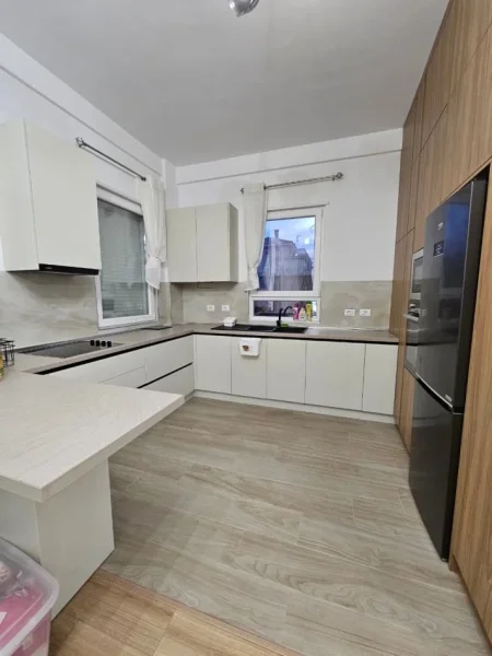 Tirane, jepet me qera Vile 4+1 , 240 m² 2.500 € 