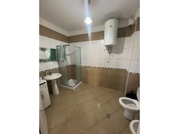 Tirane, jepet me qera apartament 2+1 Kati 4, 87 m² 450 € (kthesa e kamzes)