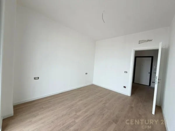Tirane, jepet me qera zyre Kati 7, 78 m² 650 € (mine peza)