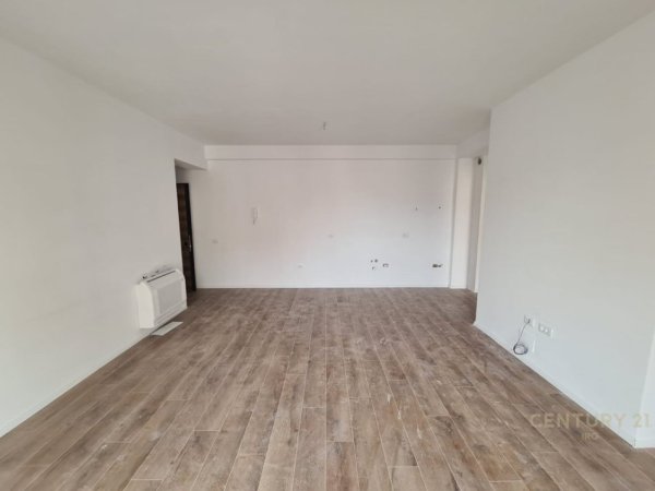 Tirane, jepet me qera ambjent biznesi Kati 4, 72 m² 500 € (21 Dhjetori)