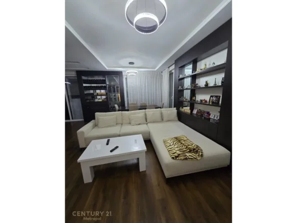 Tirane, jepet me qera apartament 2+1+Ballkon Kati 4, 200 m² 1.700 € (stadiumi Selman Stermasi)