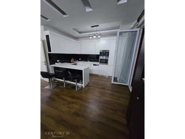 Tirane, jepet me qera apartament 2+1+Ballkon Kati 4, 200 m² 1.700 € (stadiumi Selman Stermasi)