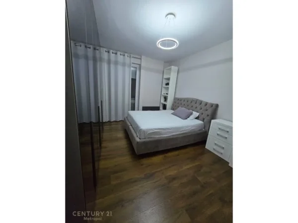 Tirane, jepet me qera apartament 2+1+Ballkon Kati 4, 200 m² 1.700 € (stadiumi Selman Stermasi)
