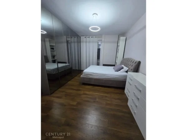 Tirane, jepet me qera apartament 2+1+Ballkon Kati 4, 200 m² 1.700 € (stadiumi Selman Stermasi)