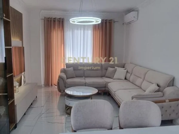 Tirane, jepet me qera apartament 2+1 Kati 1, 105 m² 500 € (fresk)