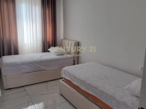 Tirane, jepet me qera apartament 2+1 Kati 1, 105 m² 500 € (fresk)