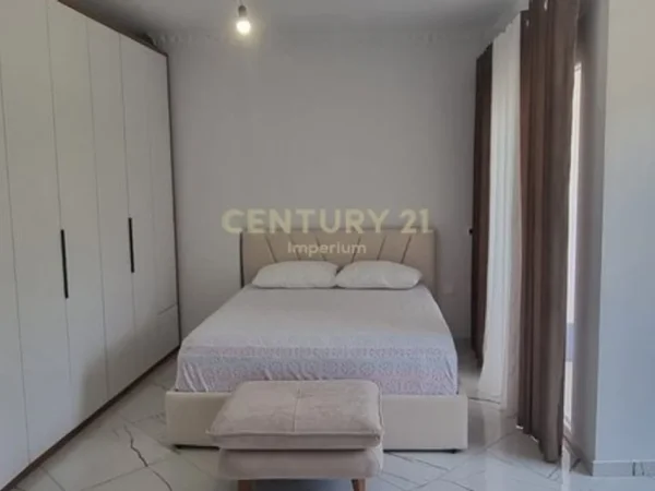 Tirane, jepet me qera apartament 2+1 Kati 1, 105 m² 500 € (fresk)