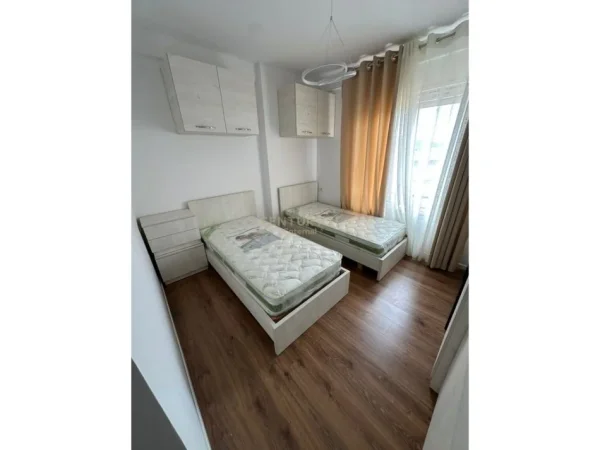 Tirane, jepet me qera apartament 2+1 Kati 2, 90 m² 600 € (xhamia Selites)