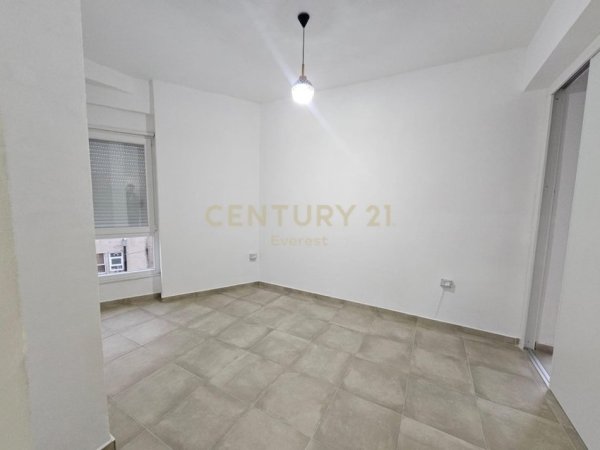 Tirane, jepet me qera ambjent biznesi Kati 4, 100 m² (xhamllik)