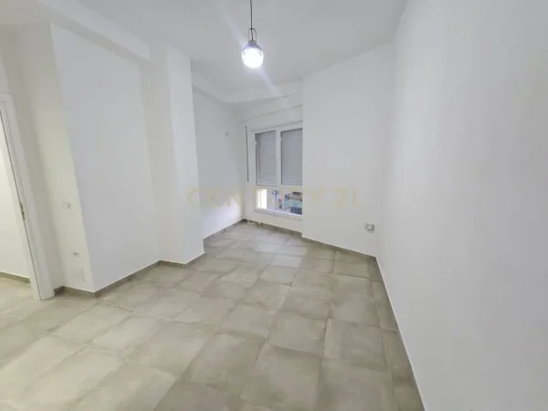 Tirane, jepet me qera ambjent biznesi Kati 4, 100 m² (xhamllik)