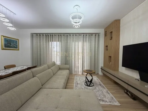 Tirane, jepet me qera apartament 3+1+Ballkon Kati 6, 159 m² 2.300 € (garden Building)