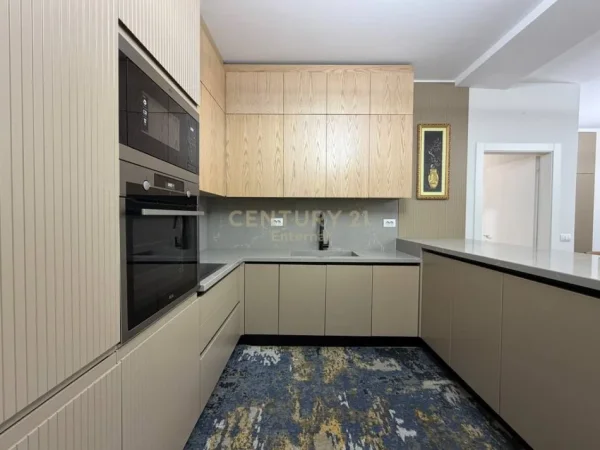 Tirane, jepet me qera apartament 3+1+Ballkon Kati 6, 159 m² 2.300 € (garden Building)