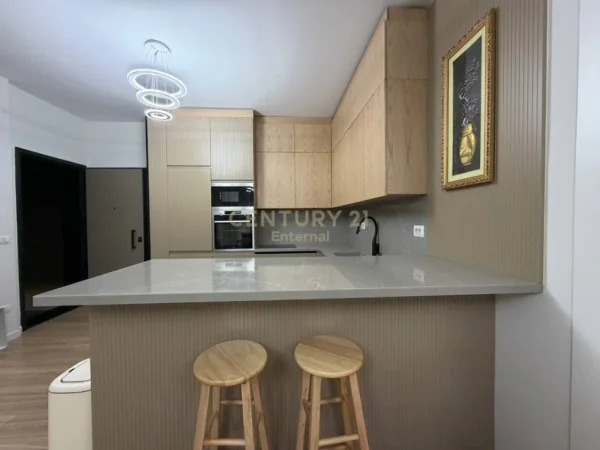 Tirane, jepet me qera apartament 3+1+Ballkon Kati 6, 159 m² 2.300 € (garden Building)