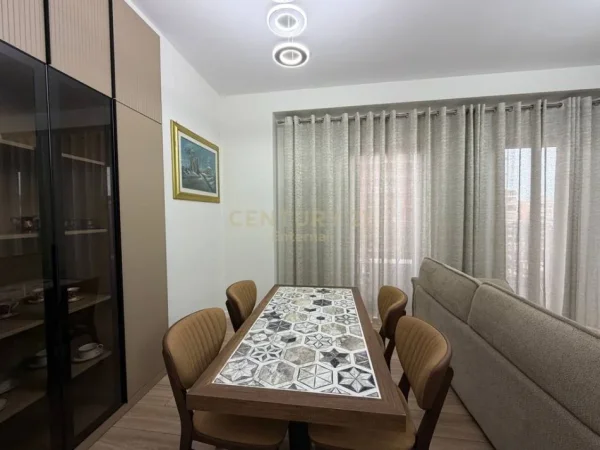 Tirane, jepet me qera apartament 3+1+Ballkon Kati 6, 159 m² 2.300 € (garden Building)