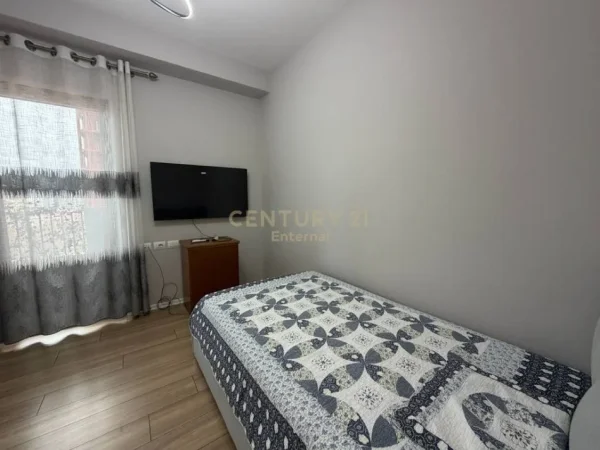 Tirane, jepet me qera apartament 3+1+Ballkon Kati 6, 159 m² 2.300 € (garden Building)