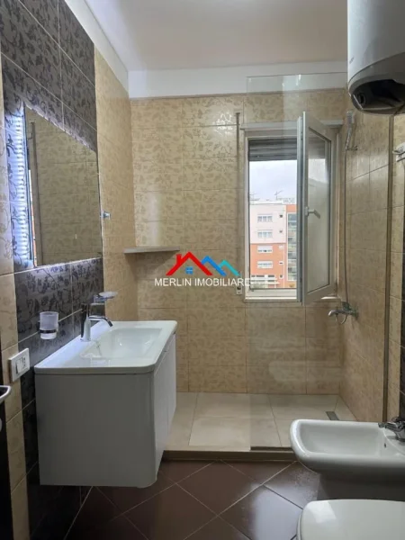 Tirane, jepet me qera apartament 1+1 Kati 4, 410 € 