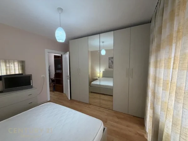 Tirane, jepet me qera apartament 2+1+Ballkon Kati 2, 81 m² 650 € (Ish fusha e aviacionit)