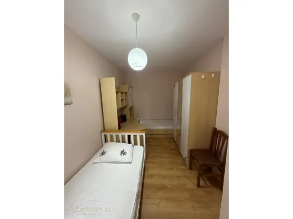 Tirane, jepet me qera apartament 2+1+Ballkon Kati 2, 81 m² 650 € (Ish fusha e aviacionit)