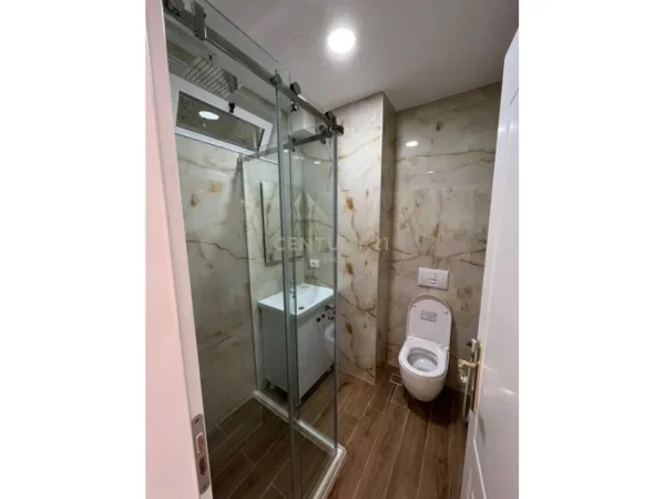 Tirane, jepet me qera apartament 2+1+Ballkon Kati 4, 100 m² 1.200 € (Sheshi willson)