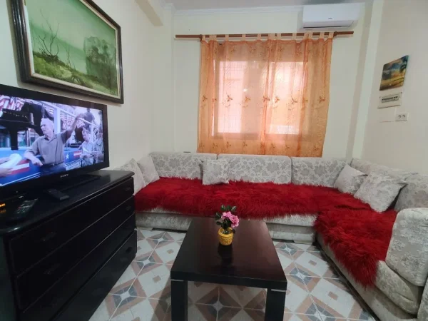 Tirane, jap me qera garsonier 1+1+Ballkon Kati 1, 54 m² 400 € (Rruga gjon mili)