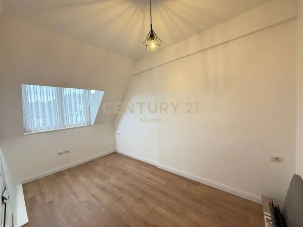 Tirane, jepet me qera apartament 3+1+Ballkon Kati 5, 144 m² 1.300 € (Liqeni i thate)