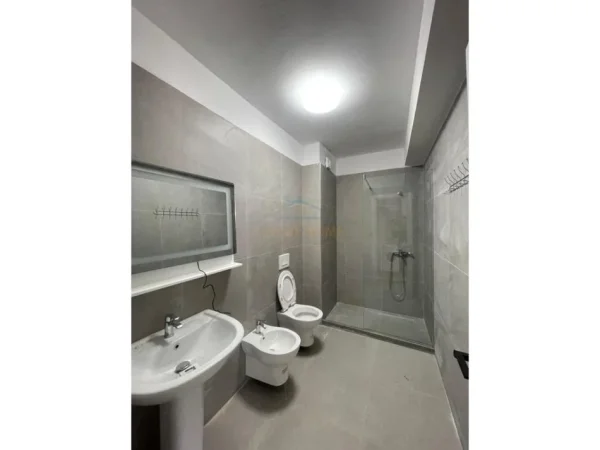 Tirane, jepet me qera apartament 1+1+Ballkon Kati 2, 91 m² 700 € 