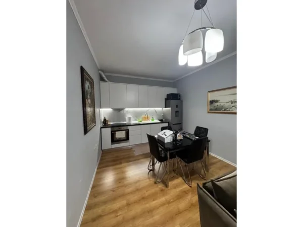 Tirane, jepet me qera apartament 2+1+Ballkon Kati 3, 70 m² 700 € 