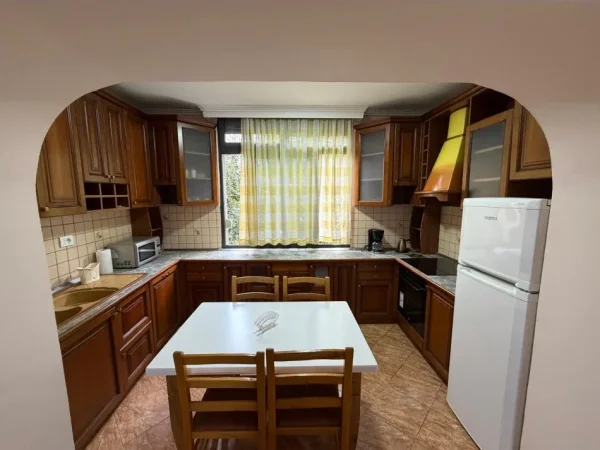 Tirane, jap me qera apartament 2+1+Ballkon Kati 2, 81 m² 650 € 