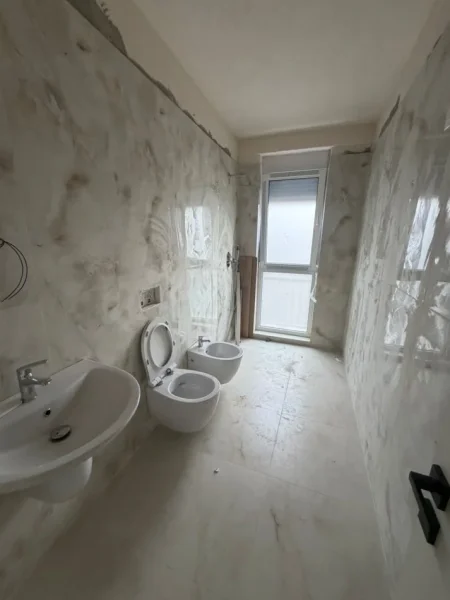 Tirane, jepet me qera zyre Kati 2, 60 m² 500 € (Rr. Artan Lenja Prane F. Aviacionit)