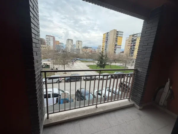 Tirane, jepet me qera zyre Kati 2, 60 m² 500 € (Rr. Artan Lenja Prane F. Aviacionit)