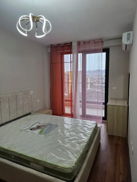 Tirane, jepet me qera apartament 1+1+Ballkon Kati 10, 80 m² 500 € (Turdiu)