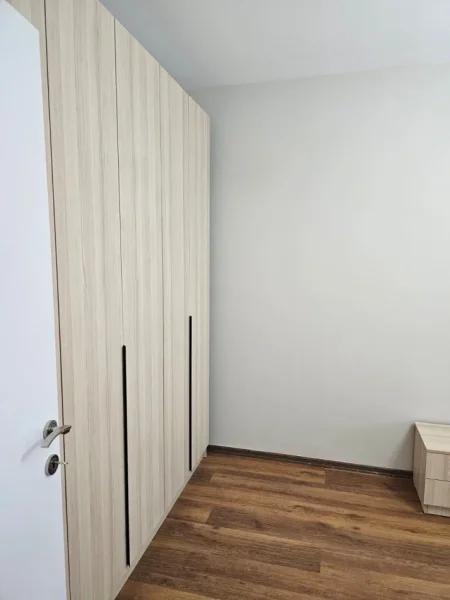 Tirane, jepet me qera apartament 1+1+Ballkon Kati 10, 80 m² 500 € (Turdiu)