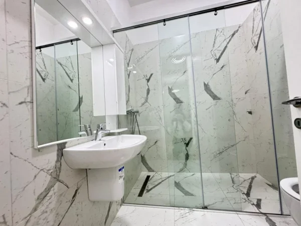 Tirane, jepet me qera apartament 1+1 Kati 8, 77 m² 700 € (Kompleksi Delijorgji)