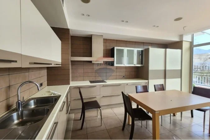 Jepet me qera zyre , 1.020 m² 18.007 €