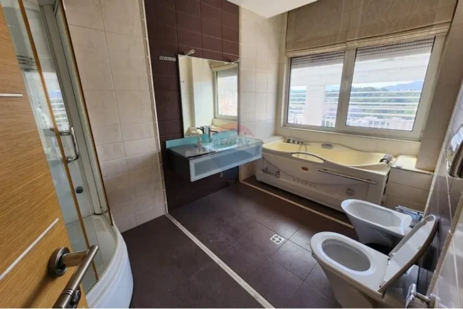 Jepet me qera zyre , 1.020 m² 18.007 €